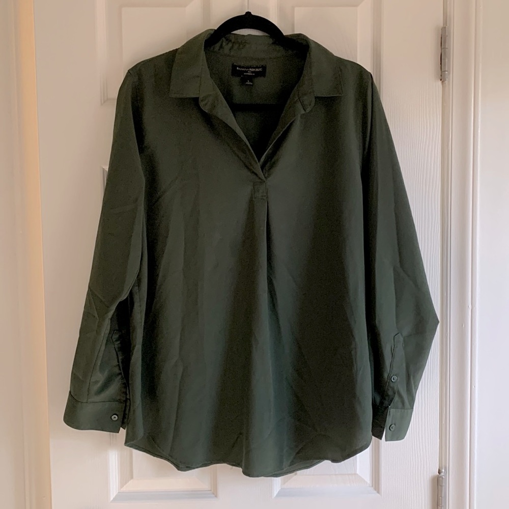 Size large. Banana Republic l/s blouse. Button detail down the back